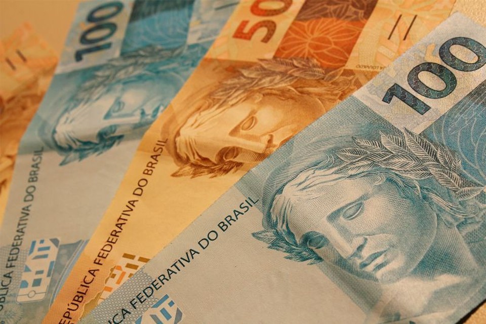 Em outubro, os juros médios nas operações de crédito para pessoa física foram de 6,08% ao mês | Marcos Santos/USP Imagens