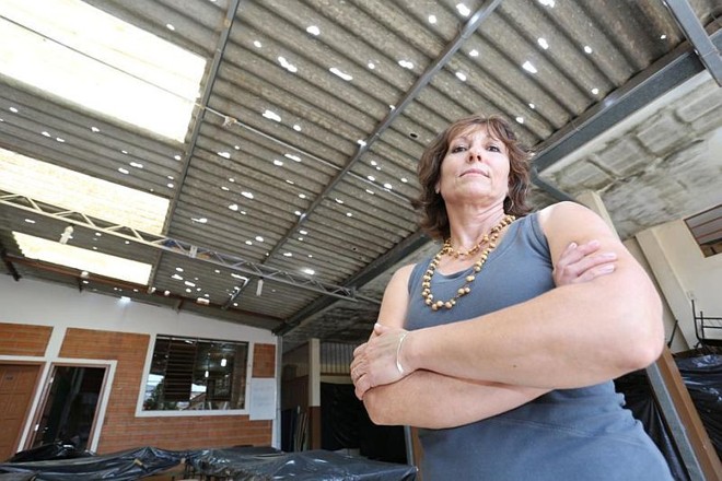 Sandra Berton, diretora do Ceebja Domingos Cavalli, cansou de esperar pelos recursos estaduais para reformar a escola e buscou doações de telhas diretamente com empresas | 