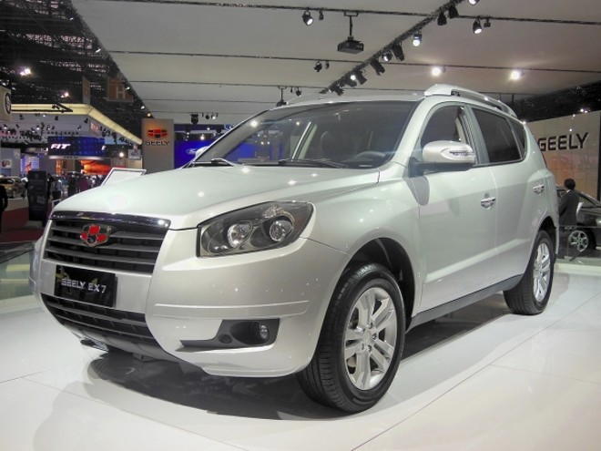 Geely EX7: Dona da Volvo, a Geely ainda engatinha no Brasil, mas já mostra que não quer apenas figurar no país. Anunciou uma fábrica em solo nacional a médio prazo. Na feira, um dos destaques é o EX7, um SUV que aparenta porte médio e desembarca até 2016 com motor 2.0, de 140 cv. Sairá montado do Uruguai por uma empresa que também presta serviços para a Renault e a Kia. Segundo a marca, é um modelo para revolucionar a participação da Geely no país |