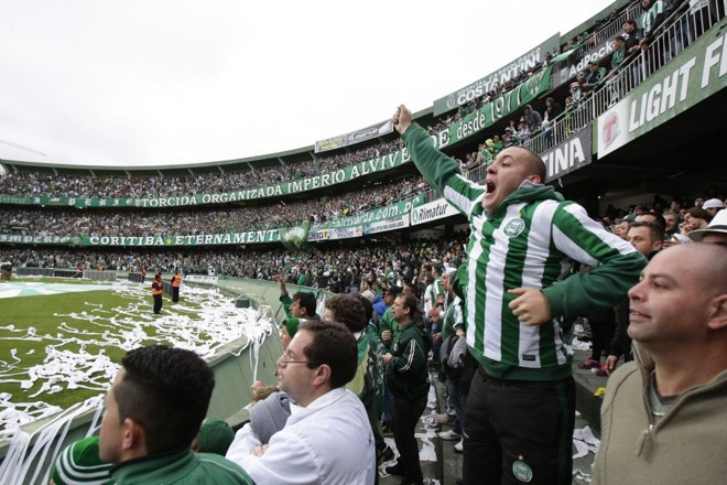O torcedor do Coritiba está sendo convocado pelos jogadores para lotar o estádio contra o Palmeiras. | Daniel Castellano/ Gazeta do Povo