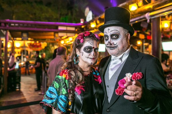 O casal Elsie e Gustavo Haas, donos do bar do Taco El Pancho, comandou na noite de quinta-feira a festa de abertura da programação do Dia de Los Muertos, que a casa realiza até amanhã. Eles receberam os convidados à caráter, como manda a tradição mexicana para celebrar o Dia de Finados | Rubens Nemitz Jr.