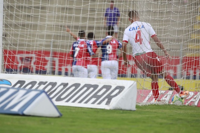 Ao fundo, Giancarlo comemora o primeiro gol, logo a 1 minuto de jogo. |