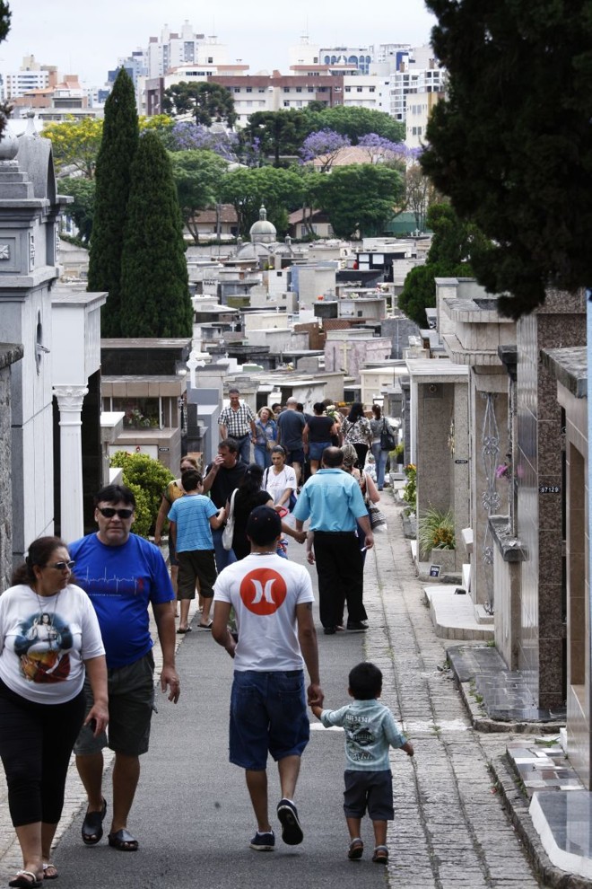 Os cemitérios funcionaram em horário especial para atender o intenso fluxo de visitantes |