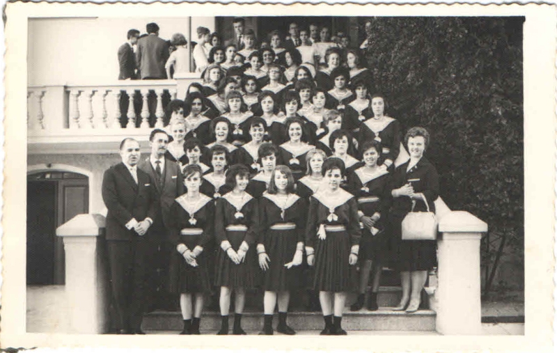 Eloyr (à direita) com suas afilhadas na escadaria do colégio: novidade a borde de um Delphini | Nereida Dias/Divulgação