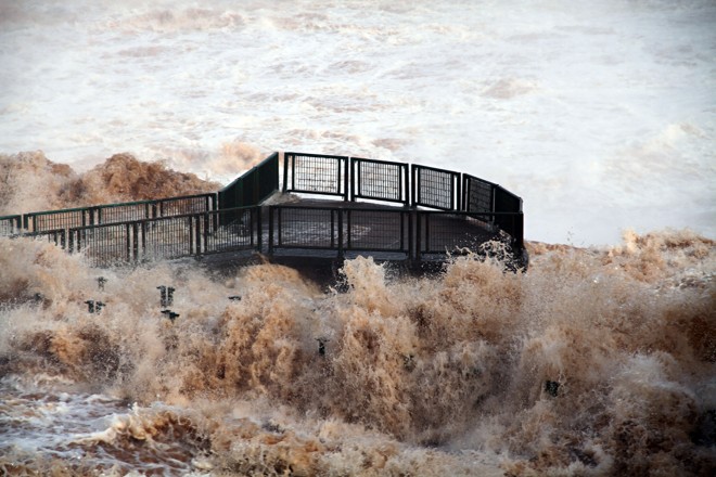 No dia 6 de junho de 2014, a vazão nas Cataratas bateu o recorde. De acordo com o monitoramento hidrológico feito pela Copel na bacia do Rio Iguaçu - passavam pelas quedas 45,7 milhões de litros de água por segundo - volume 30 vezes acima do normal que é de 1,5 milhão de l/s. O recorde anterior era de 1983 - quando atingiu 35 milhões de l/s. | 