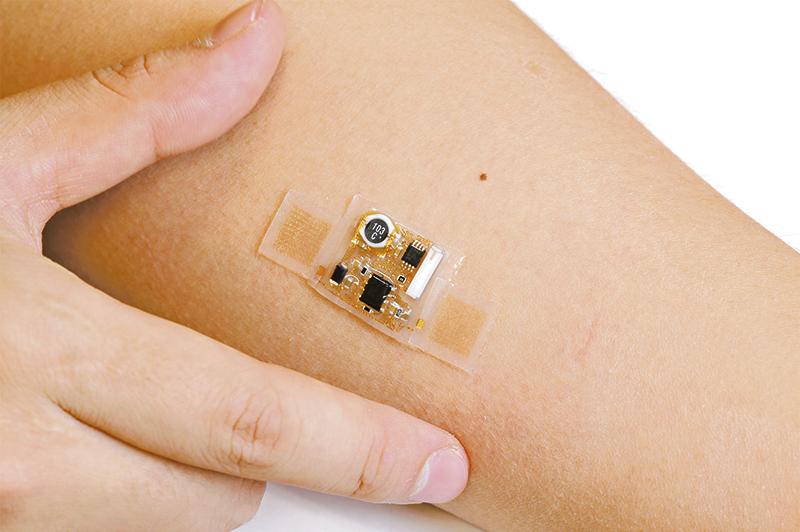 A empresa MC10, de Massachusetts, está testando computadores ultrafinos, dobráveis e flexíveis, que têm antenas sem fio e sensores de temperatura e de batimentos cardíacos | John A. Rogers/Universidade de Illinois em Urbana-Champaign