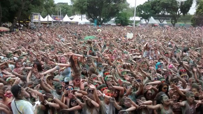Participantes acompanham o ritmo ditado pelo DJ Alok. | 