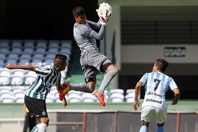 Goleiro do Londrina, Guilherme, na decisão do Paranaense sub-20 com o Coritiba |