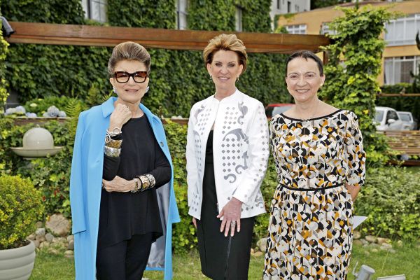 A consultora de moda Costanza Pascolato (à esq.) com as empresárias Claudete Matte (ao centro) e Elsa de Almeida Passos nos jardins do Espaço A Fabrika, ontem à tarde, minutos antes do talk-show e da sessão de autógrafos em comemoração aos cinco anos da academia de beleza BLZ | Diego Pisante