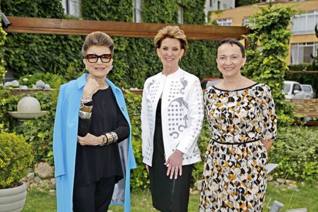 A consultora de moda Costanza Pascolato (à esq.) com as empresárias Claudete Matte (ao centro) e Elsa de Almeida Passos nos jardins do Espaço A Fabrika, ontem à tarde, minutos antes do talk-show e da sessão de autógrafos em comemoração aos cinco anos da academia de beleza BLZ