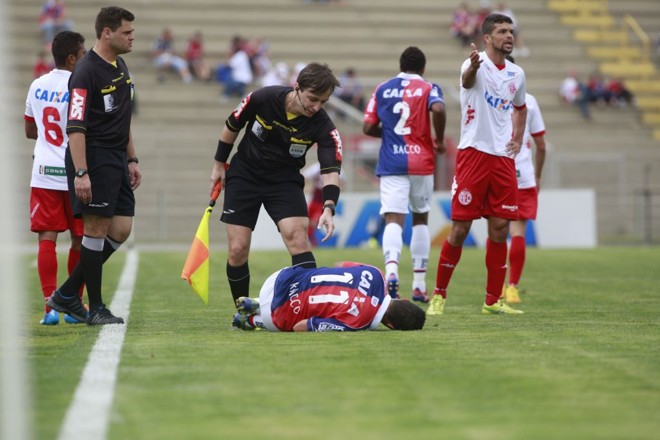 Thiaguinho, destaque da partida, sofreu com o jogo duro do América-RN. |