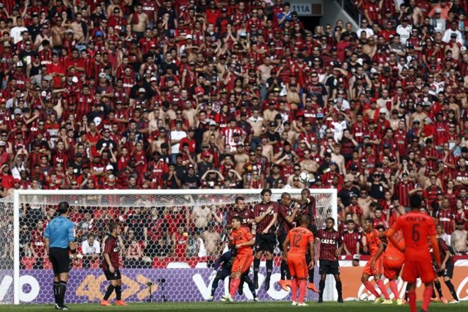 Cobrança de falta do Sport contra o gol do Atlético |