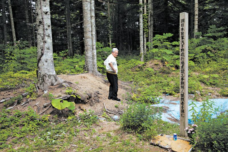 Depois de receber mensagens ameaçadoras, Sarufutsu interrompe a construção de um memorial aos trabalhadores coreanos que morreram construindo um campo de pouso durante a Segunda Guerra. Koichi Mizuguchi encontrou as sepulturas | Ko Sasaki para The New York Times