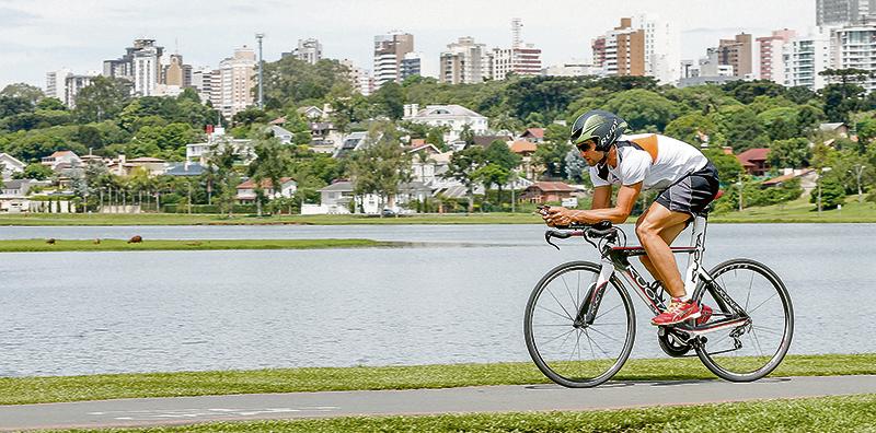 Guilherme Manocchio, 32 anos, treina no Barigui. Pela manhã, faço treinos físicos e quatro horas de ciclismo, ponto que vejo como mais fraco em meu desempenho | Hugo Harada/Gazeta do Povo
