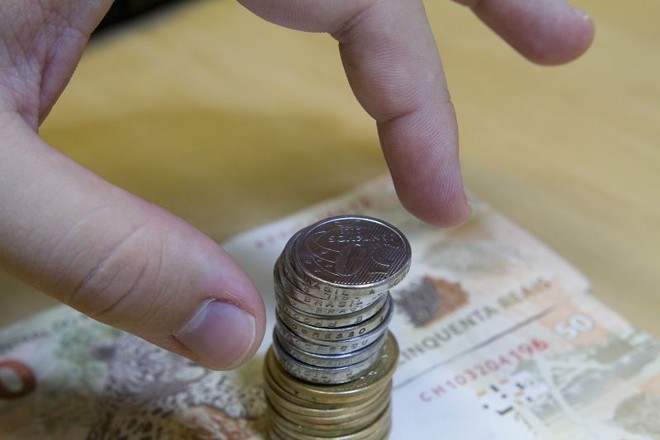 O desafio é tornar o valor da moeda algo tangível e fazer as crianças entenderem de onde vem o dinheiro | Marcos Santos/USP Imagens
