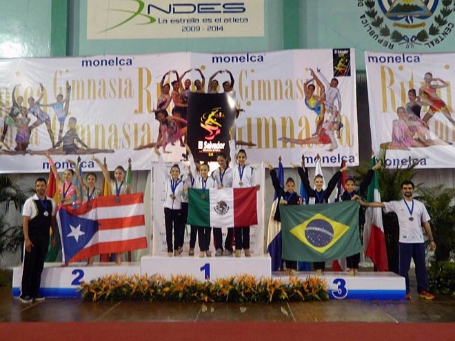 Momento em que equipe curitibana recebe medalha de terceiro lugar em uma das categorias individuais dos jogos |
