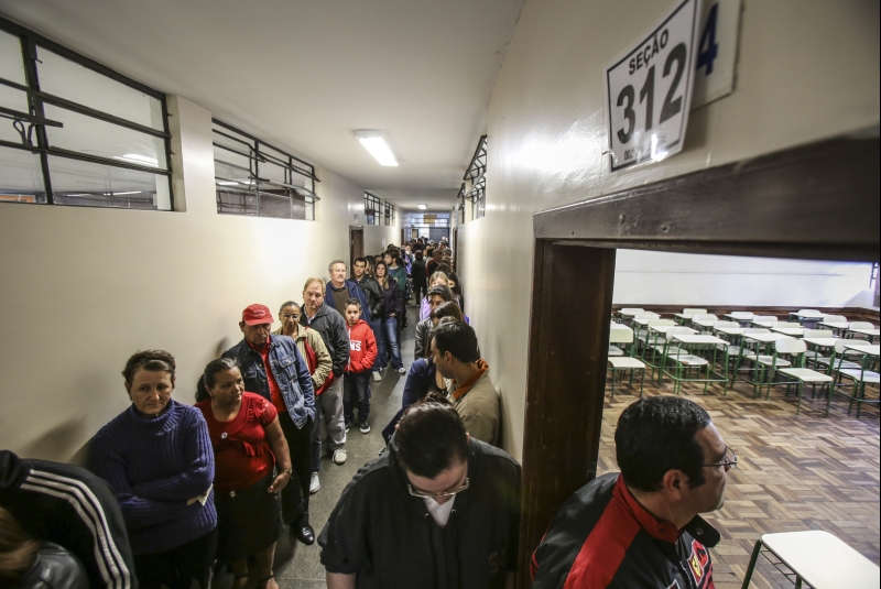 Eleitores na fila para votar no primeiro turno deste ano | Daniel Castellano / GAzeta do Povo