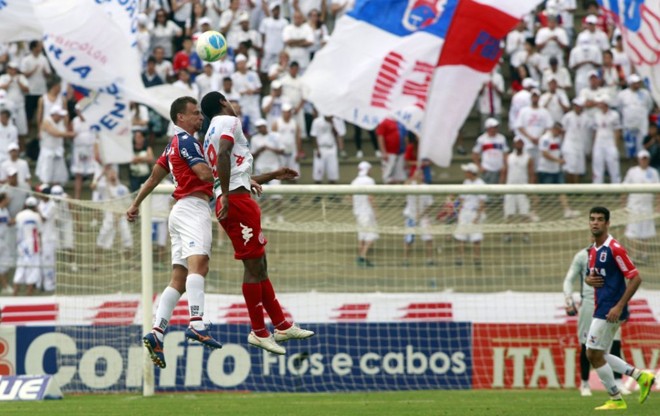 Cleiton e Max na disputa pelo alto, observada por Alef. |