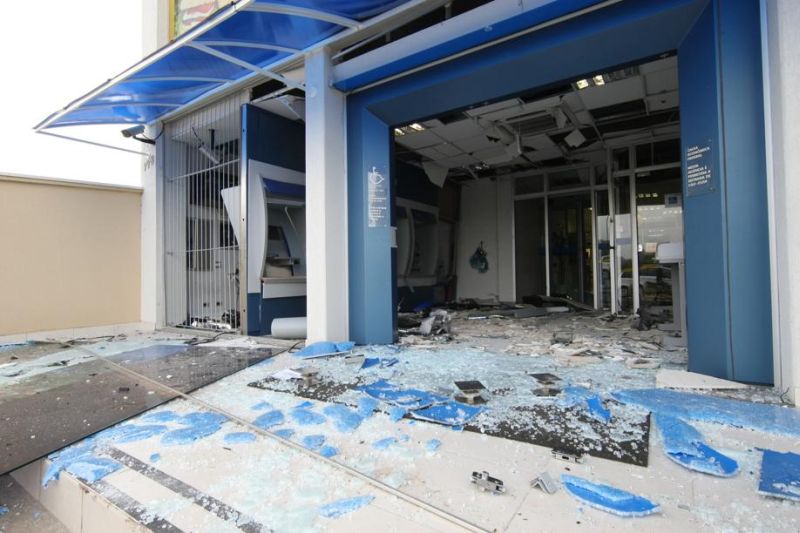 Bandidos renderam PMs da cidade para explodir caixas eletrônicos de agência da Caixa | Aniele Nascimento/Gazeta do Povo
