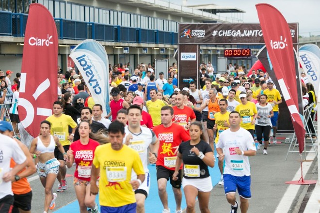 A prova contou com equipes masculinas e femininas de dois, quatro ou oito corredores. | 