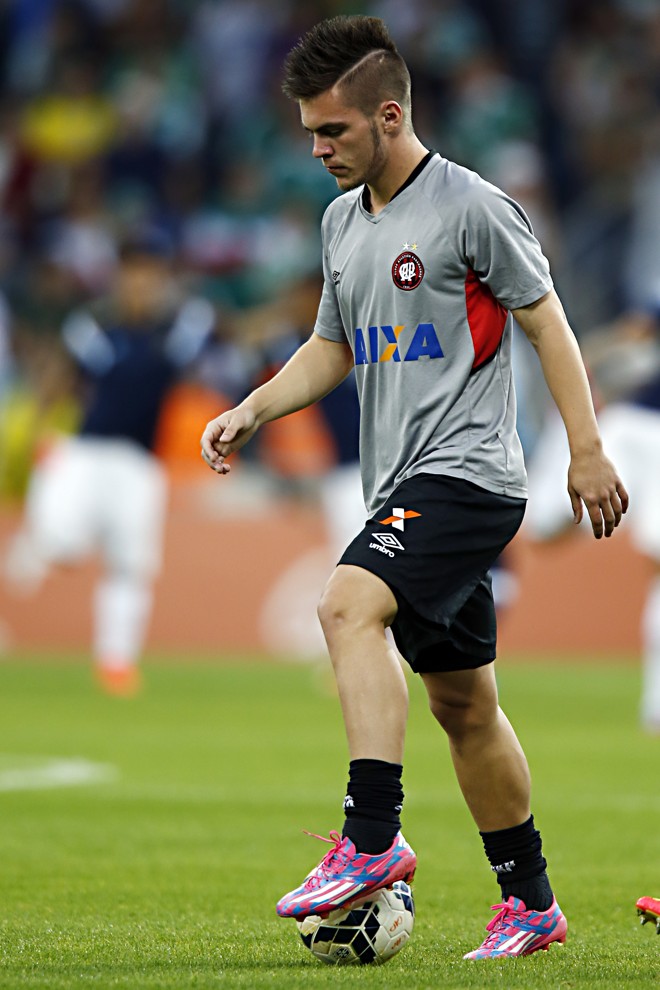 NATHAN - O próprio treinador admitiu que os problemas extracampo atrapalharam o desempenho do meia nos nove jogos que fez no Brasileiro. Com o cenário momentâneo resolvido - o clube prorrogou o contrato do jogador por meio de liminar -, o catarinense de Blumenau pode ganhar espaço. Nos últimos quatro jogos, ele entrou três vezes e as oportunidades devem aumentar | 