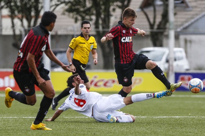 O Atlético venceu o Paraná por 1 a 0, no Trieste, e sagrou-se campeão estadual sub-17. | 