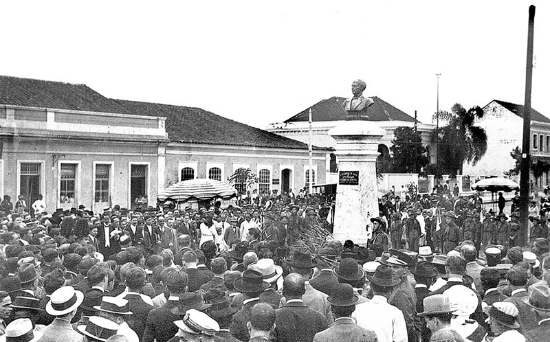 Foto da solenidade da inauguração do monumento a Zacarias de Góes e Vasconcelos, na praça que leva seu nome, em 19 de dezembro de 1915 |