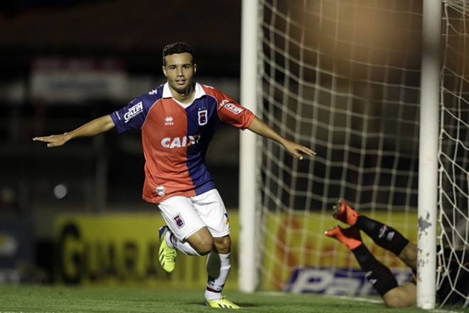 Thiaguinho comemora o primeiro gol do Paraná sobre o Atlético-GO | 