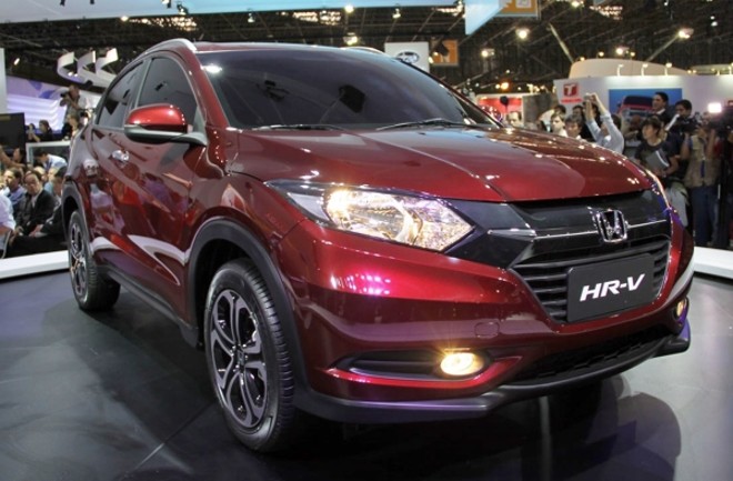 Honda HR-V: Surge como a principal ameaça à liderança do EcoSport. A marca japonesa projeta vender 50 mil unidades durante o ano, o que daria 4,2 mil emplacamentos/mês o jipinho da Ford tem atualmente uma média mensal de 4,5 mil licenciamentos e o Renault Duster, 3,8 mil. O HR-V estreia no primeiro trimestre de 2015, já com cidadania brasileira será fabricado em Sumaré (SP). O modelo terá o motor 1.8, de 140 cv, associado a um câmbio CVT. Virá recheado de itens de série, como freio de mão elétrico e ar-condicionado digital |