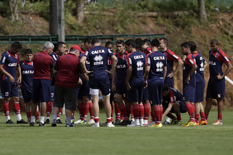 Jogadores do Paraná Clube conversam com o técnico Ricardinho no meio do campo antes do treino de ontem no CT Barcelos | Felipe Rosa/ Tribuna