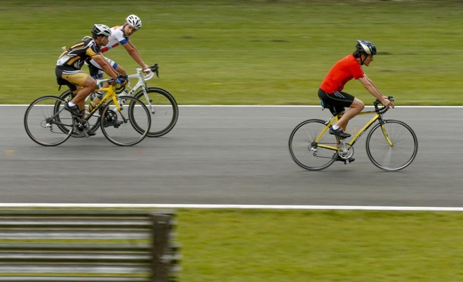 Para evitar acidentes nas rodovias, duas vezes por semana ciclistas treinam no Autódromo Internacional de Curitiba |