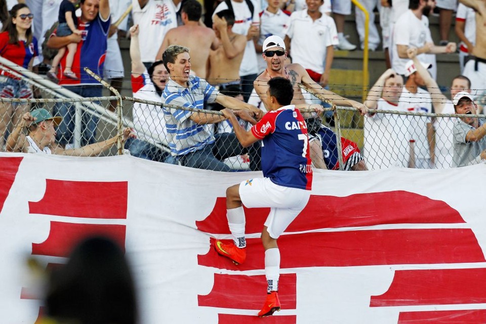 Tiago Alves comemora com a torcida gol na vitória sobre o Santa Cruz, na Vila. | Antonio More/ Gazeta do Povo