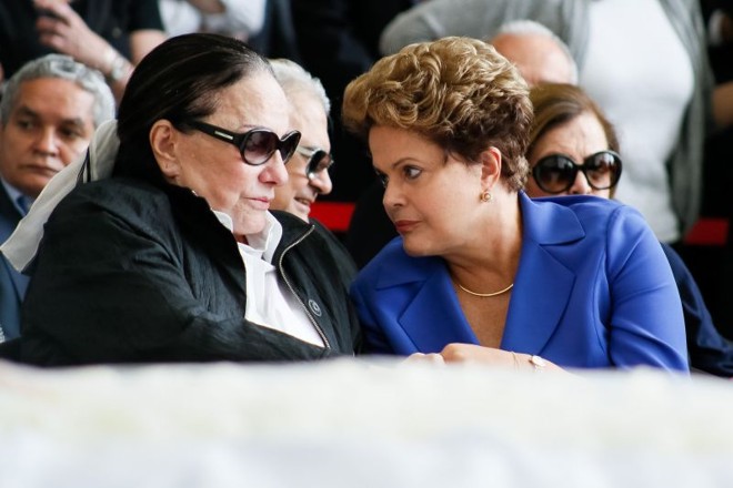 A presidente Dilma Rousseff acompanha a senhora Maria Leonor de Castro Bastos, durante velório do ex-ministro Márcio Thomaz Bastos |
