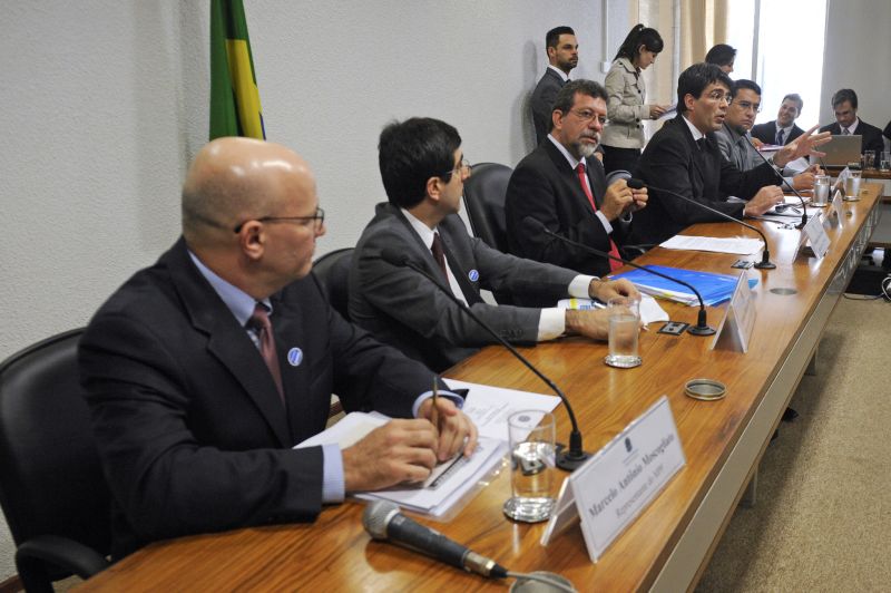 Representante do TCU, Rafael Jardim Cavalcante (falando ao fundo), afirmou, em audiência pública na CPI mista da Petrobras que mais da metade das compras de bens da estatal nos últimos quatro anos foram feitas sem licitação | Senado Federal / Divulgação
