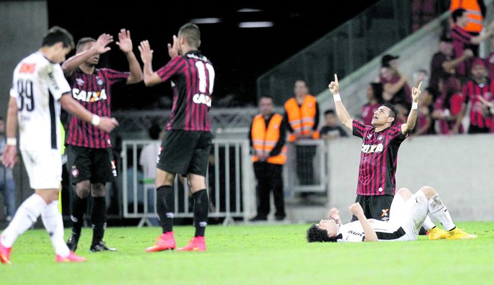 Jogadores comemoram a vitória e risco mínimo de rebaixamento | Jonathan Campos/ Gazeta do Povo
