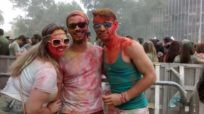 Participantes do camarote também entraram na folia de cores. | 