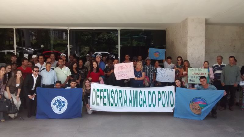 Defensores públicos e pessoas que são atendidas pela entidade fizeram protesto por causa de projeto de mudanças na lei. | Jonathan Campos/Gazeta do Povo