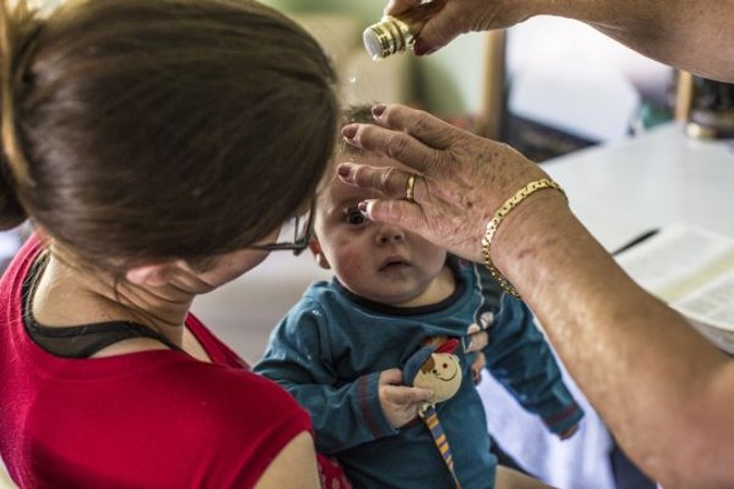 Ao fim da oração, menino foi abençoado com água benta | 