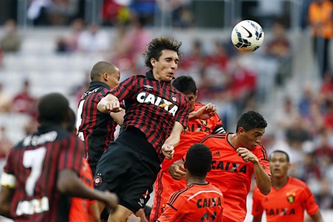 Cléo, do Atlético, leva perigo ao gol do Sport |