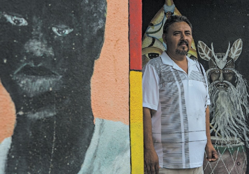 Israel Reyes Larrea batizou a filha de África e encheu uma sala de objetos das comunidades negras mexicanas | Adriana Zehbrauskas para The New York Times