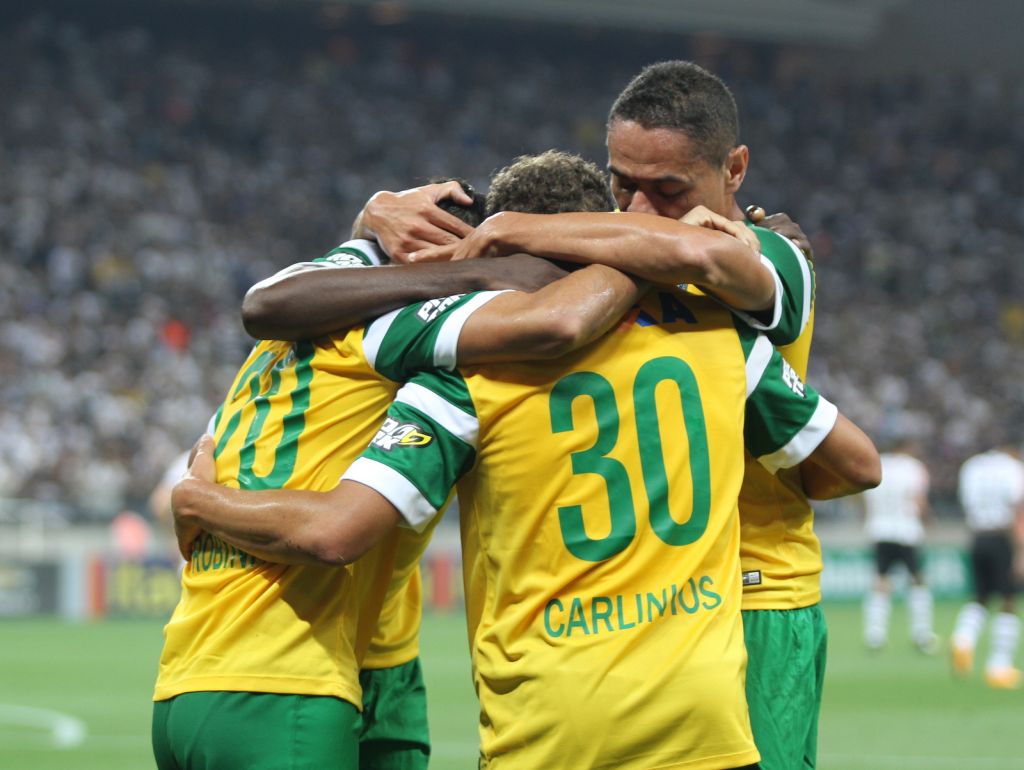 Robinho, Carlinhos e Hélder comemoram o primeiro gol do Coritiba em São Paulo: ponto valioso, mas amargo. | Divulgação/ Coritiba