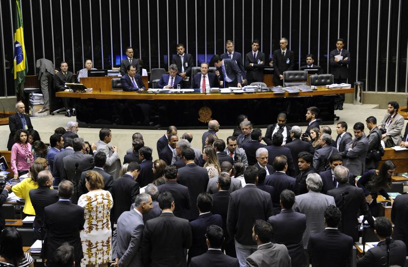 Depois de gritos e xingamentos, o presidente do Senado, Renan Calheiros (PMDB-AL), encerrou a sessão do Congresso e adiou para a próxima terça-feira a votação da proposta de que muda a meta fiscal de 2014 | Gabriela Korossy / Câmara dos Deputados
