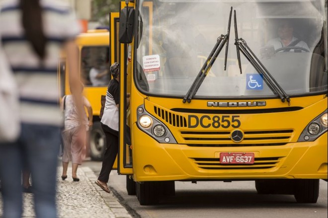 Segundo a Urbs, R$ 90 milhões dos R$ 800 milhões recebidos neste ano pelas empresas seriam lucro | Marcelo Andrade/Gazeta do Povo