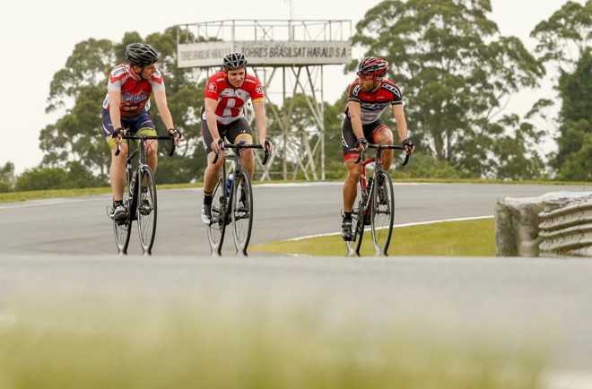 Para evitar acidentes nas rodovias, duas vezes por semana ciclistas treinam no Autódromo Internacional de Curitiba |