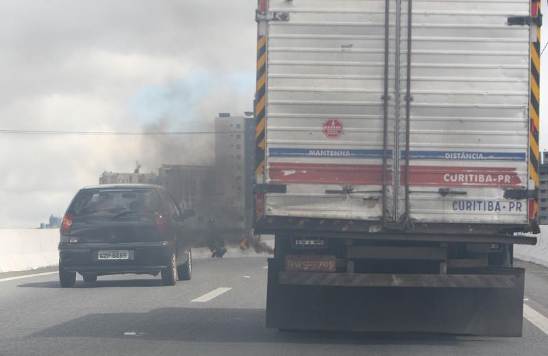 O consumo de combustíveis fósseis está entre os fatores que mais provocam emissões de gases de efeito estufa no Paraná | Aniele Nascimento / Gazeta do Povo