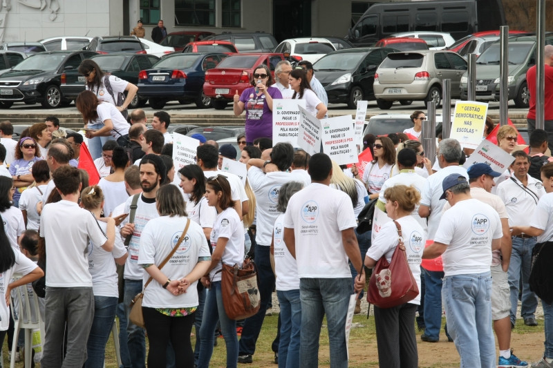 Protesto reuniu cerca de mil docentes no Centro Cívico | Aniele Nascimento/ Gazeta do Povo