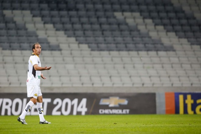 Paulo Baier realizou o sonho de jogar na nova Arena... sem torcida e com a camisa do Criciúma. | Brunno Covello/ Gazeta do Povo