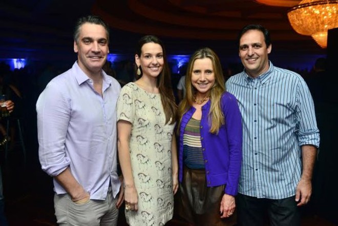 O 1º vice-presidente Renato Ramalho com Laura Fagundes, Priscila Busato Grocoske com Flávio Gomel, no animadíssimo público de Jorge Ben Jor, que desfilou sucessos como: País Tropical, Mas que Nada, Taj Mahal, Chove Chuva... |