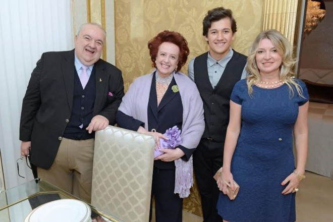 Na Sala da Pranzo, que extrapola com a ambientação da Versace e o toque magnífico do arquiteto Rodolfo Doubek Filho assinando-a, o extasiado quarteto: Rafael Greca, Margarita Sansone, Igor Stein e Syonara Thomé Beira da Silva, cap. da Construtora Greenwood |
