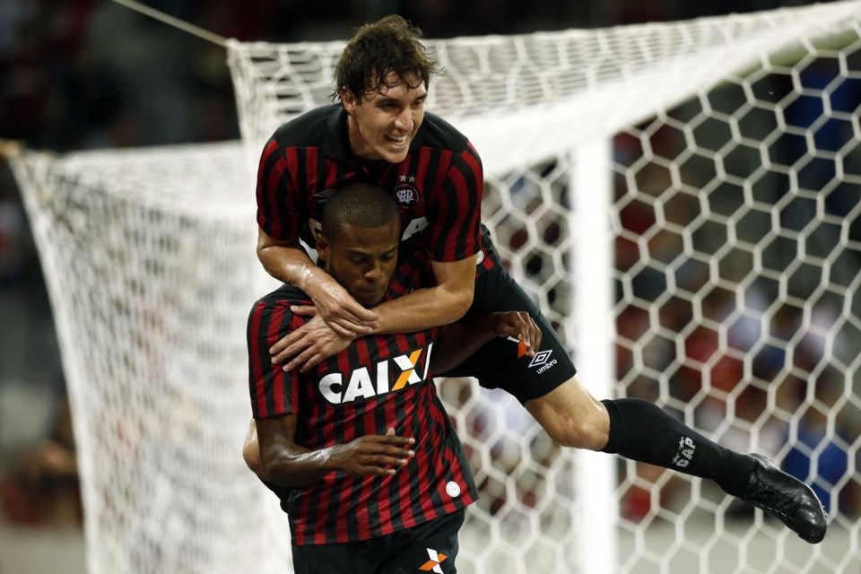 Cléo comemora com Marcelo, que voltou a fazer gol após 15 partidas. | Hugo Harada/ Gazeta do Povo